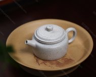 碧螺壺中香撲面，綠茶盞內(nèi)味如春。