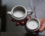 碧螺壺中香撲面，綠茶盞內(nèi)味如春。