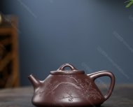 瓣生香獨(dú)傲寒，此梅難并眾梅看。 【