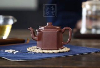 《小六方納?！? title=