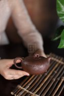 《暗香》宜興紫砂壺創(chuàng)新壺高級(jí)工藝美術(shù)師手工紫泥泡茶壺具