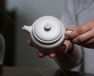 碧螺壺中香撲面，綠茶盞內(nèi)味如春。