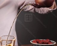 《報(bào)春壺》