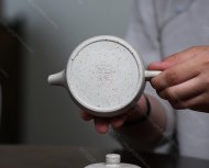 碧螺壺中香撲面，綠茶盞內(nèi)味如春。