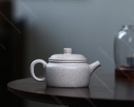 碧螺壺中香撲面，綠茶盞內(nèi)味如春。