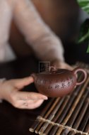 《暗香》宜興紫砂壺創(chuàng)新壺高級(jí)工藝美術(shù)師手工紫泥泡茶壺具