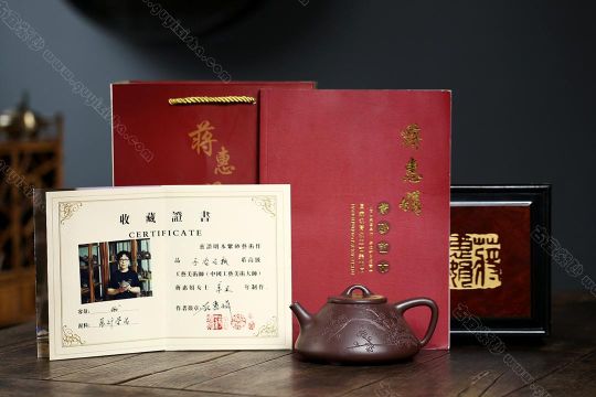 瓣生香獨(dú)傲寒，此梅難并眾梅看。 【