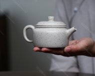 碧螺壺中香撲面，綠茶盞內(nèi)味如春。