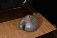 《四方抽角石瓢》經(jīng)典紫砂壺抽角宜興全手工高級(jí)工藝美術(shù)師泡茶壺茶具蟹殼青段泥