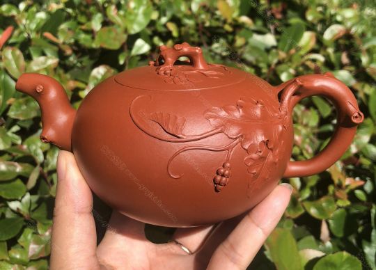 樹樁葡萄壺；朱泥380CC
