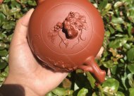 樹樁葡萄壺；朱泥380CC