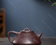 瓣生香獨(dú)傲寒，此梅難并眾梅看。 【