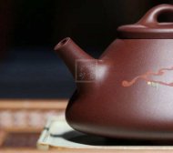 《石瓢泥繪鳥(niǎo)》宜興紫砂壺名師工藝美術(shù)師手工紫泥金絲西施泡茶壺