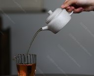 碧螺壺中香撲面，綠茶盞內(nèi)味如春。