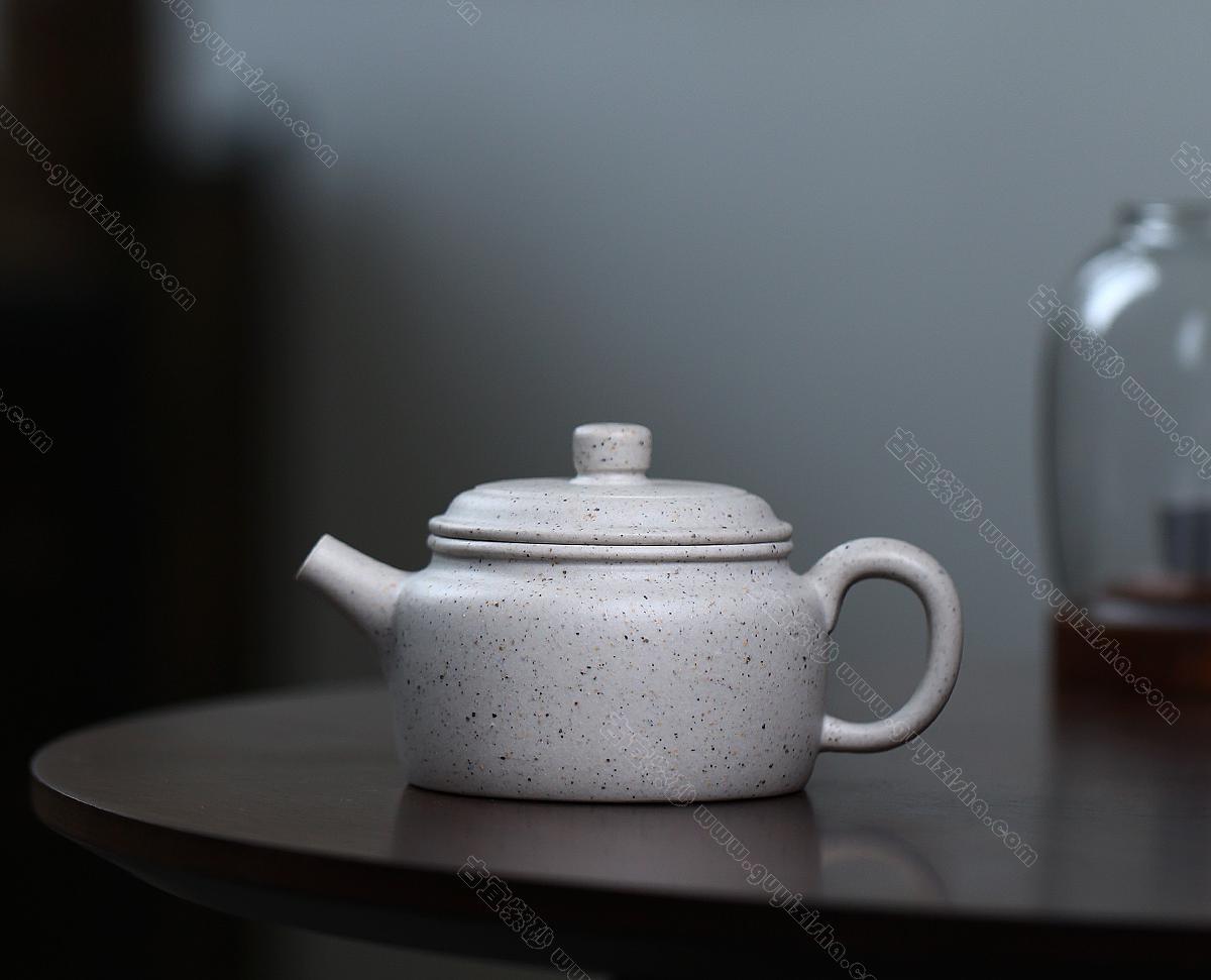 碧螺壺中香撲面，綠茶盞內(nèi)味如春。<br>