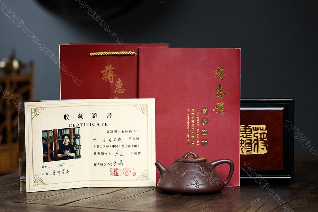 瓣生香獨(dú)傲寒，此梅難并眾梅看。<br>【
